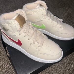AIR JORDAN 1 MID SE (GS) 

Jordan Kids Cream Sneakers with Red and Green Accents